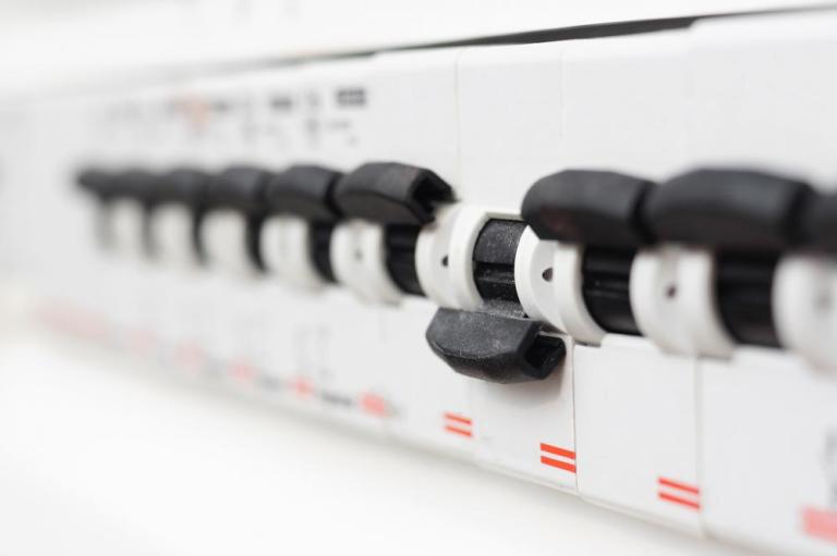 Comment choisir un électricien à Saint-Denis-lès-Bourg ?